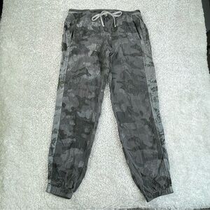 Hard Tail Elastic Waist Pull On Camo Pants missing size tag, 30” waist